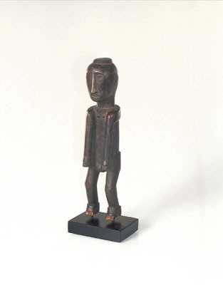 Lot 3006 - Indonesië, houten voorouderfiguur