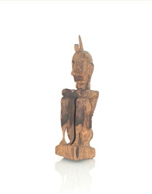 Lot 3018 - Indonesië, houten voorouderfiguur
