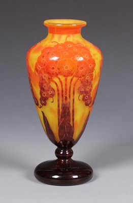 Lot 517 - Charles Schneider (1881–1953), Art Deco cameo glazen vaas met bloemmotief.