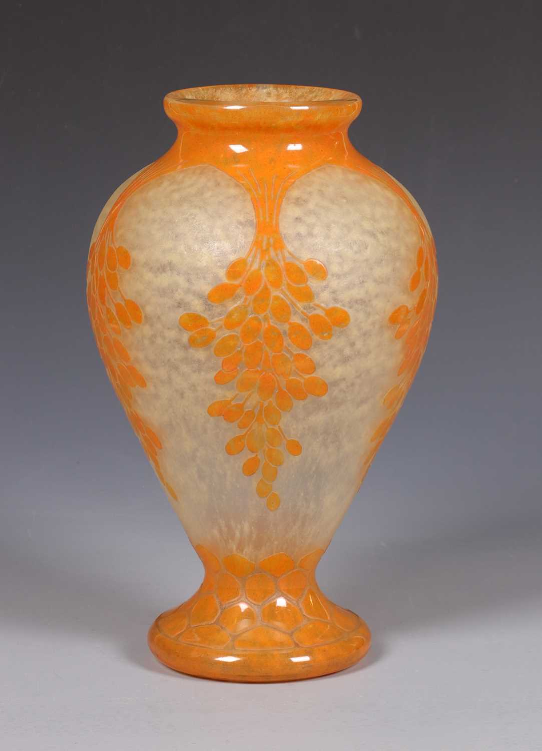 Lot 515 - Cameo glazen vaas, door Le Verre Français (Charles Schneider, 1881–1953).