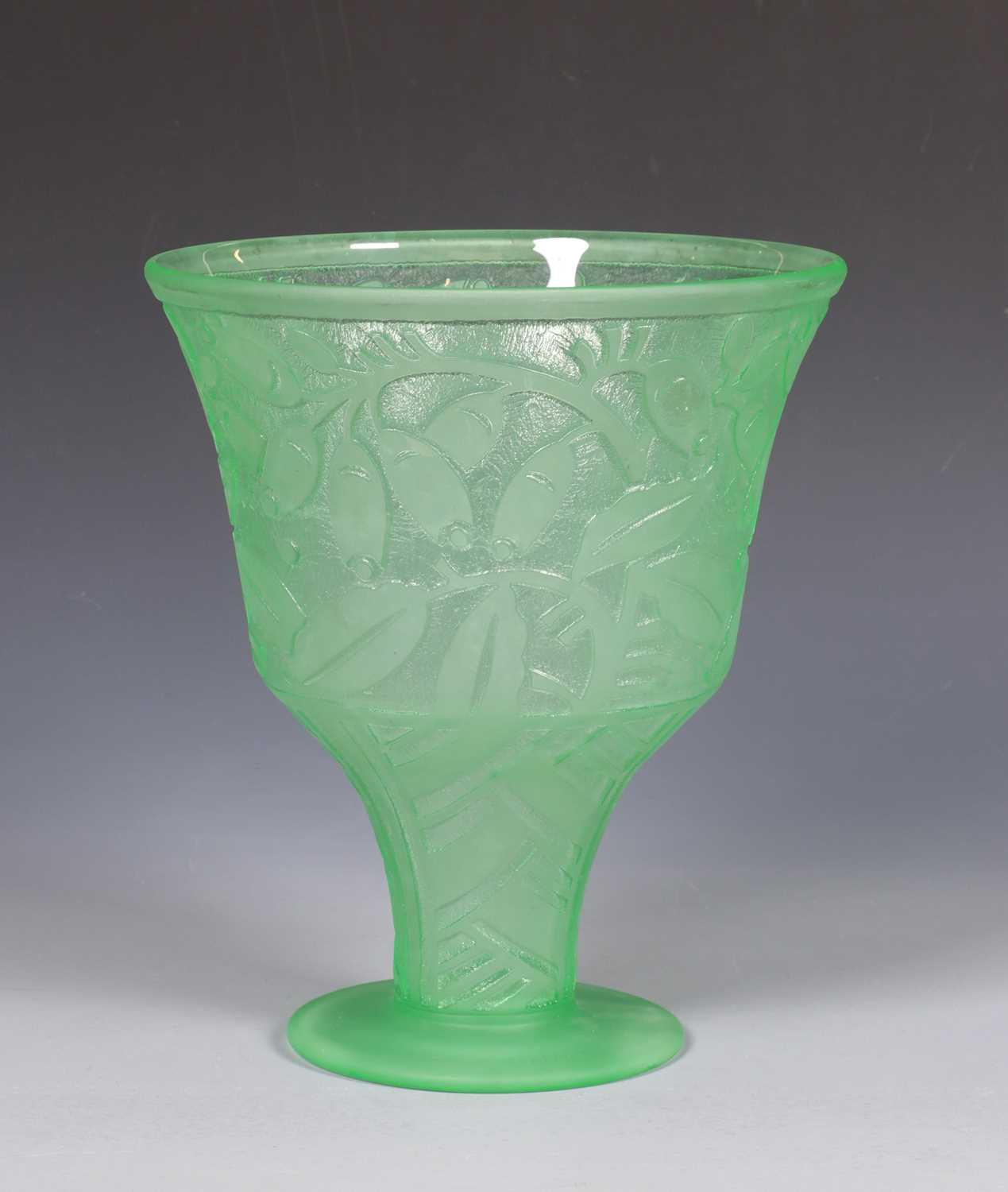 Lot 520 - Daum Nancy, groene geëtste glazen vaas met olijftakkenmotief.