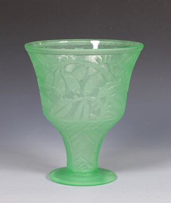 Lot 520 - Daum Nancy, groene geëtste glazen vaas met olijftakkenmotief.