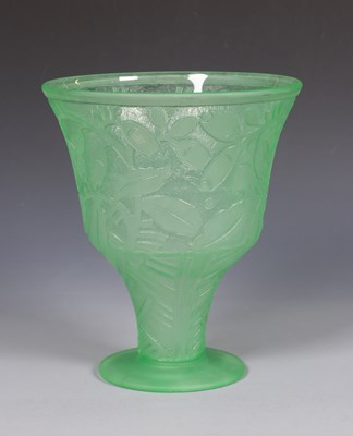 Lot 520 - Daum Nancy, groene geëtste glazen vaas met olijftakkenmotief.