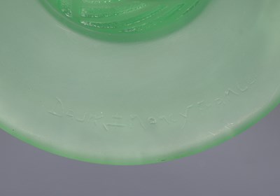 Lot 520 - Daum Nancy, groene geëtste glazen vaas met olijftakkenmotief.