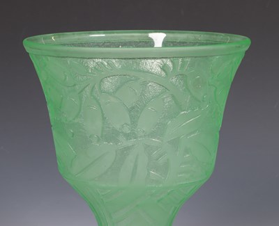 Lot 520 - Daum Nancy, groene geëtste glazen vaas met olijftakkenmotief.