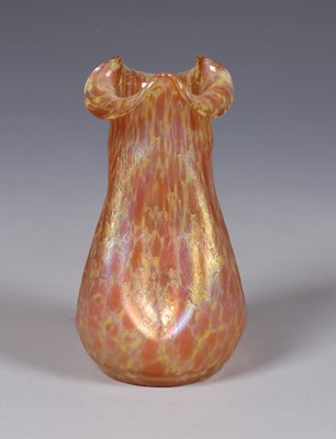 Lot 514 - Iriserend glazen Art Nouveau vaas, Josephinenhütte.