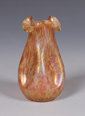 Lot 514 - Iriserend glazen Art Nouveau vaas, Josephinenhütte.