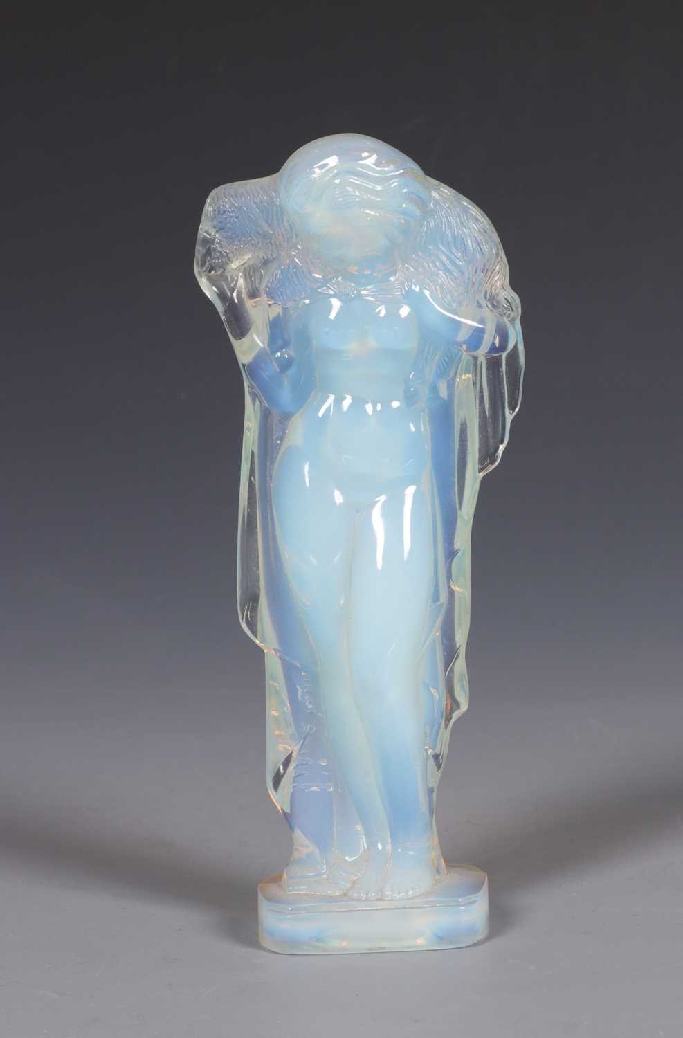 Lot 502 - Franse Opaliserend glazen figuur, door Sabino.