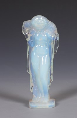 Lot 502 - Franse Opaliserend glazen figuur, door Sabino.