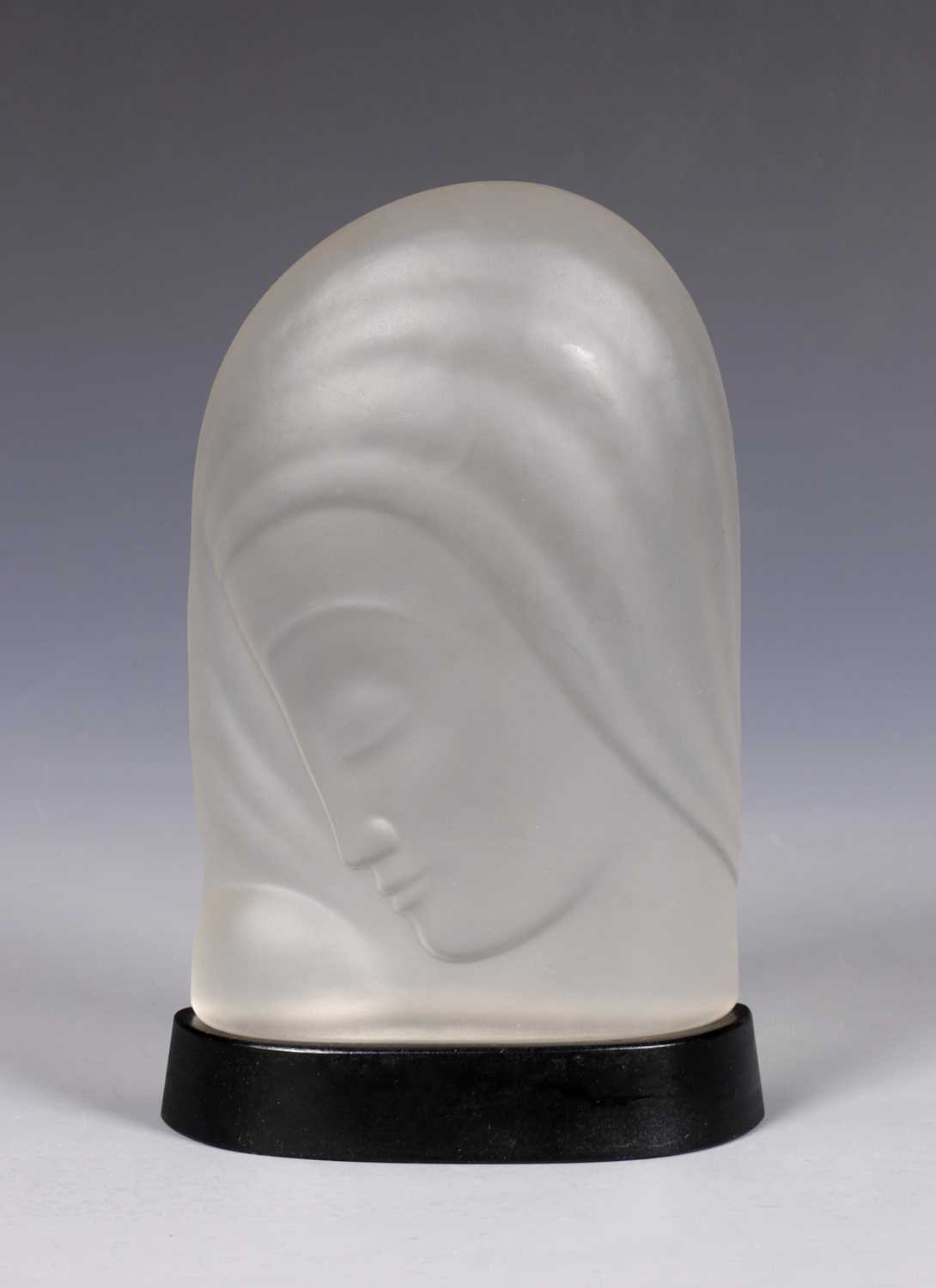 Lot 507 - Matglazen beeld van een vrouwenhoofd, door Jules Vermeire (1885–1977).