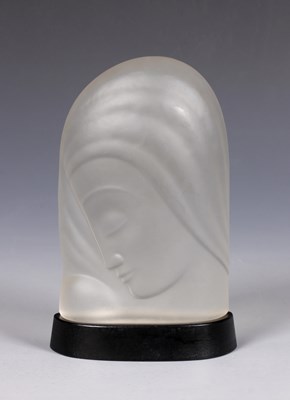 Lot 507 - Matglazen beeld van een vrouwenhoofd, door Jules Vermeire (1885–1977).
