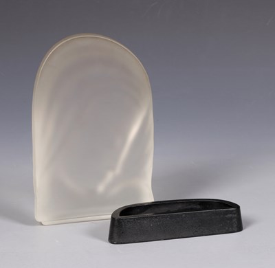 Lot 507 - Matglazen beeld van een vrouwenhoofd, door Jules Vermeire (1885–1977).