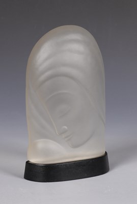 Lot 507 - Matglazen beeld van een vrouwenhoofd, door Jules Vermeire (1885–1977).
