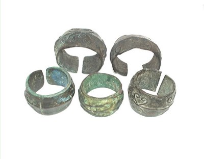 Lot 3055 - Indonesië, vijf bronzen enkelbanden