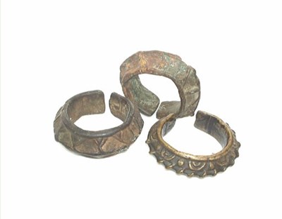 Lot 3056 - Indonesië, drie bronzen enkelbanden
