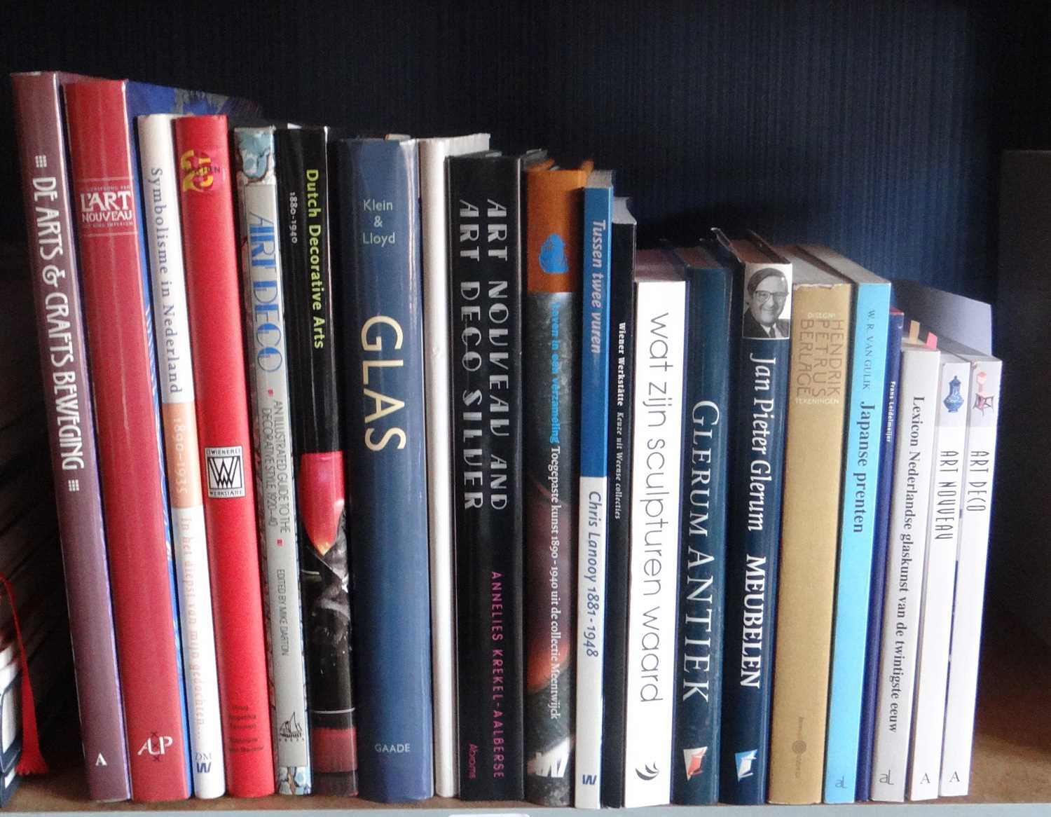 Lot 62 - Toegepaste kunst - Lot met 21 diverse boeken en publicaties