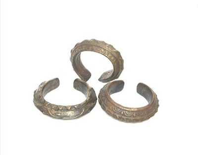 Lot 3060 - Indonesië, drie bronzen enkelbanden