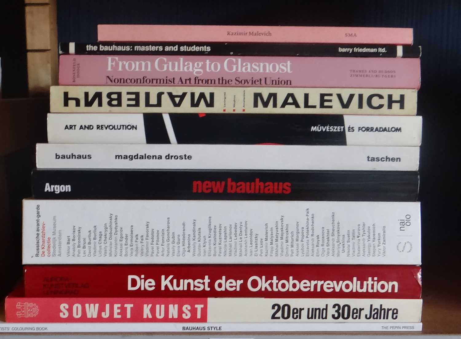 Lot 75 - Russische Avant-garde en Bauhaus - Lot met 11 diverse publicaties
