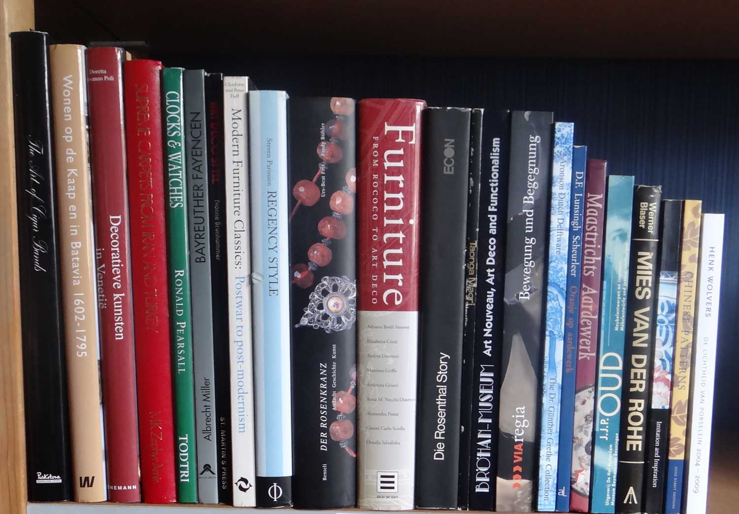 Lot 77 - Lot met 33 diverse boeken en publicaties