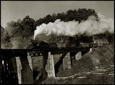 Lot 36 - Fotografie - Winston Link -"Locomotive 382 blows steam" Virginia 1955