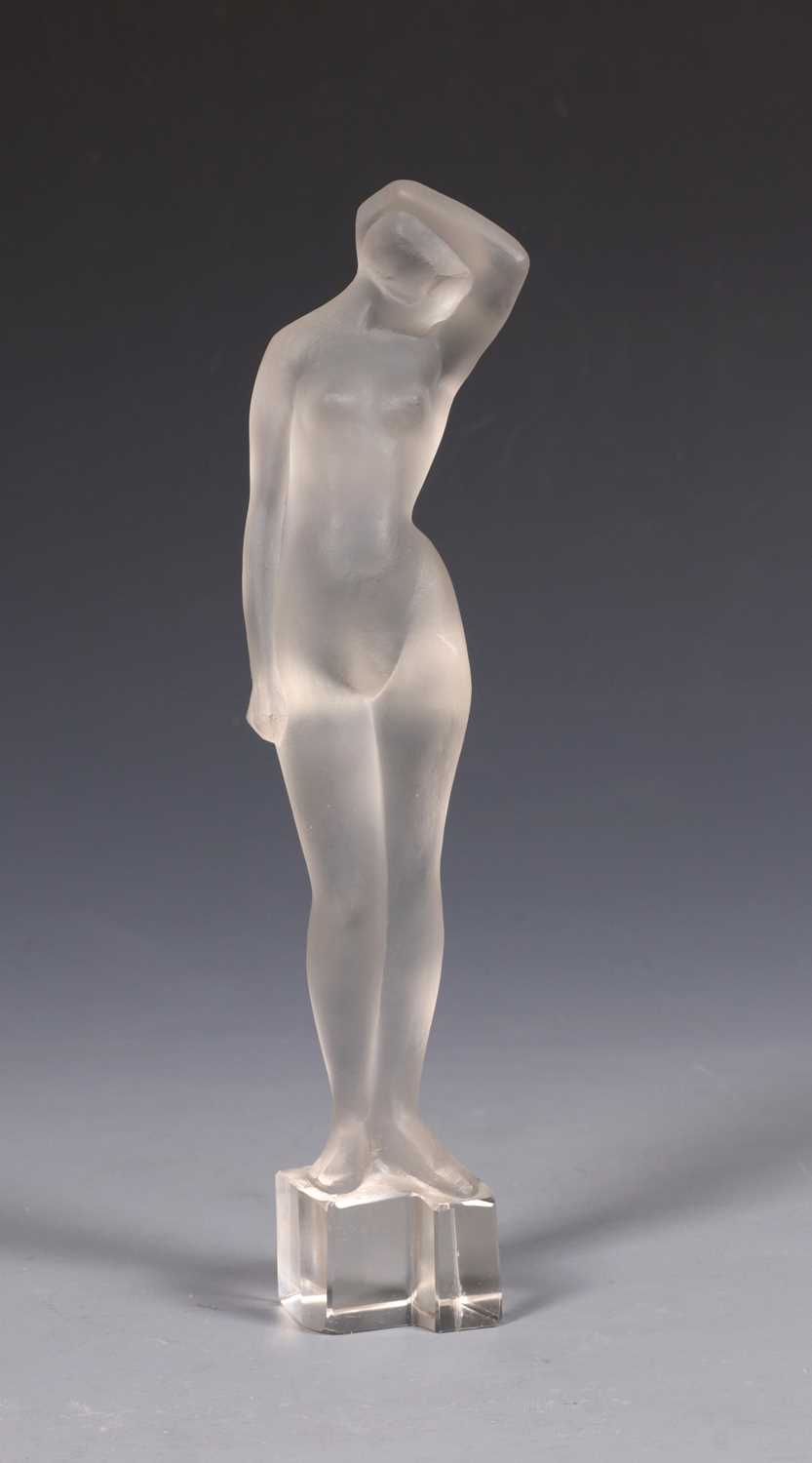 Lot 503 - Gesatineerd persglazen plastiek van een vrouw.