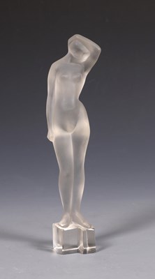Lot 503 - Gesatineerd persglazen plastiek van een vrouw.