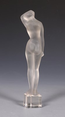 Lot 503 - Gesatineerd persglazen plastiek van een vrouw.