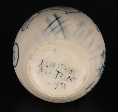 Lot 29 - Vaasje met mythologische voorstelling, De Sphinx Maastricht