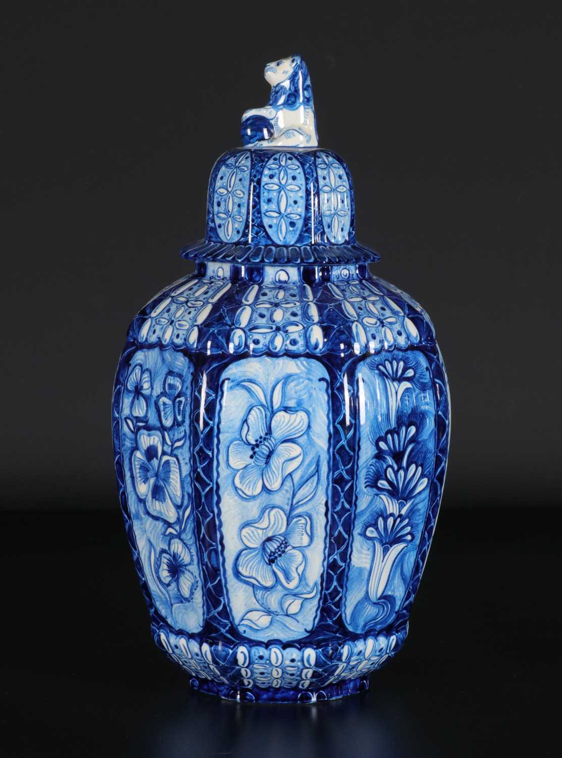 Lot 34 - Dekselvaas met bloemen, Wim Visser, De Sphinx