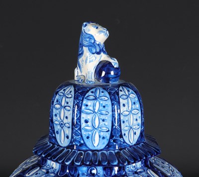 Lot 34 - Dekselvaas met bloemen, Wim Visser, De Sphinx