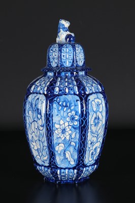 Lot 34 - Dekselvaas met bloemen, Wim Visser, De Sphinx