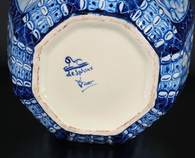 Lot 34 - Dekselvaas met bloemen, Wim Visser, De Sphinx