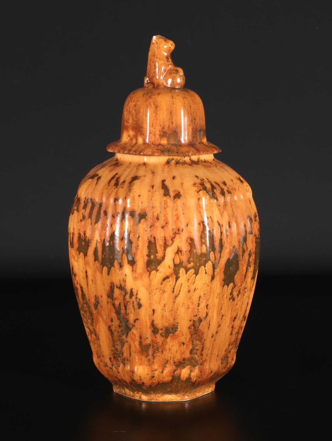 Lot 35 - Dekselvaas met lusterdecor, De Sphinx