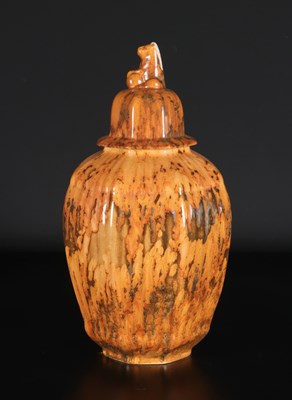 Lot 35 - Dekselvaas met lusterdecor, De Sphinx