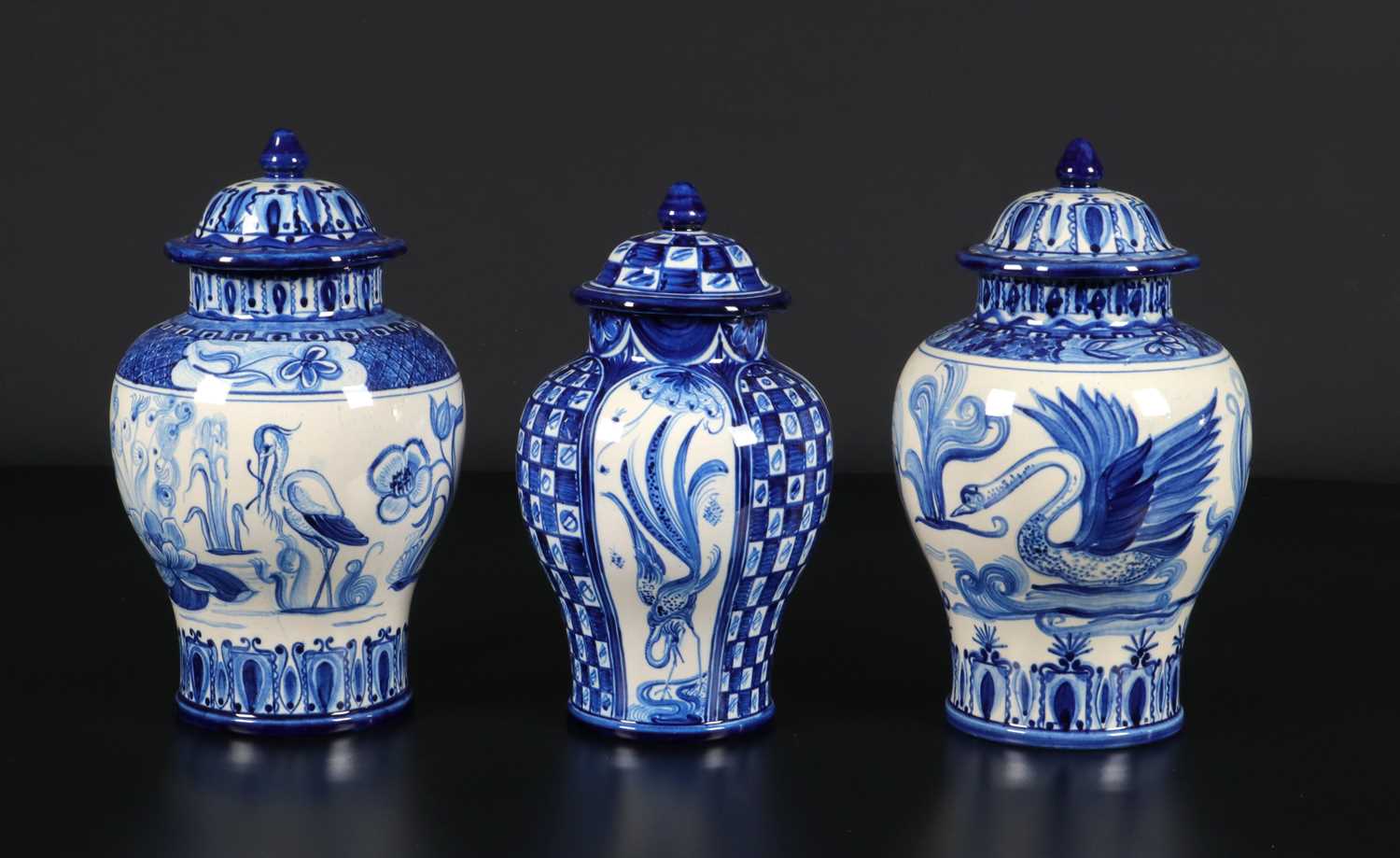 Lot 43 - Drie dekselvazen met vogels, Wim Visser, De Sphinx