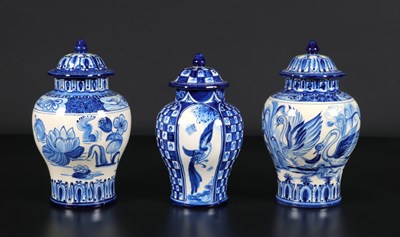 Lot 43 - Drie dekselvazen met vogels, Wim Visser, De Sphinx