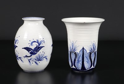 Lot 45 - Twee vazen met blauw decor, ontwerp Wim Visser, De Sphinx