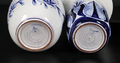 Lot 45 - Twee vazen met blauw decor, ontwerp Wim Visser, De Sphinx