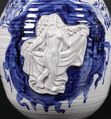 Lot 46 - Twee vazen met plastische voorstelling, Wim Visser, De Sphinx