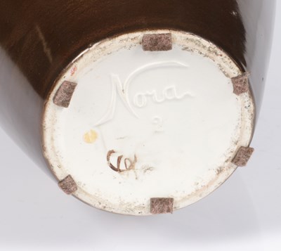 Lot 50 - Siervaas met jonge man in harnas, Henri Breetvelt, Société Céramique