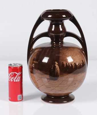 Lot 58 - Vaas met figuren in een kerkinterieur, Henri Breetvelt, Société Céramique