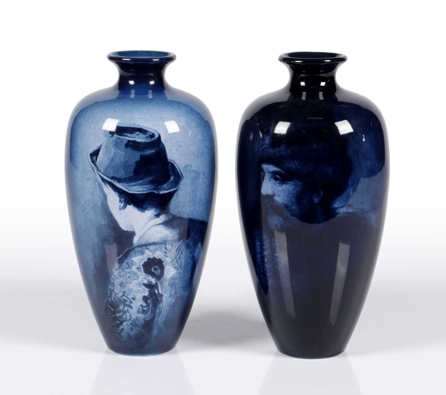 Lot 60 - Twee vazen met mannelijke portretten, Henri Breetvelt, Société Céramique