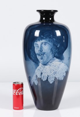 Lot 62 - Siervaas met portret naar Frans Hals, Henri Breetvelt, Société Céramique