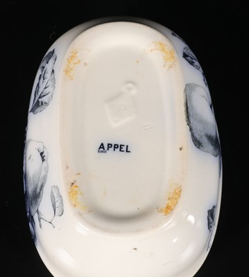 Lot 75 - Vierdelig lampetstel, decor ‘Appel’, Société Céramique