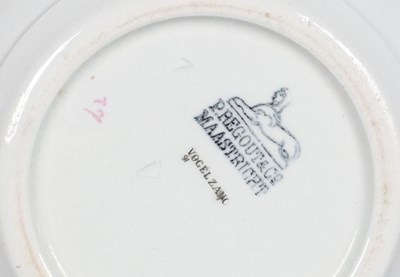 Lot 106 - 17-delig servies, decor ‘Vogelzang’, Petrus Regout & Co