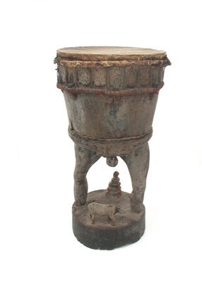 Lot 3111 - Indonesië, ronde houten ceremoniële trommel
