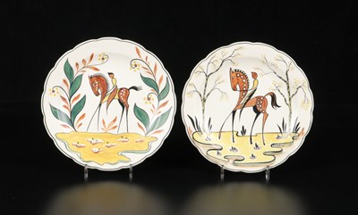 Lot 539 - Twee schotels met amazones te paard, ontwerp Wim Visser, Petrus Regout.