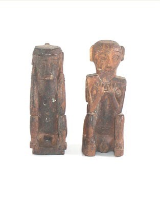 Lot 3162 - Indonesië, twee houten voorouder figuren