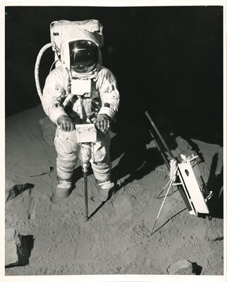 Lot 35 - Fotografie - Martin Marietta - Apolla 15 Lunar Drill Davd R. Scott 1971