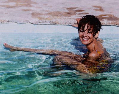 Lot 14 - Fotografie - Terry O'Neil - Audrey Hepburn in Pool 1966
